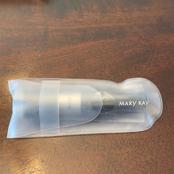 3/$20 Mary Kay Mineral Foundation Brush
